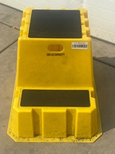 lot 17 image: Commercial Step-Stool  Access Steps