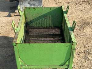 lot 4 image: Heavy Duty Portable Screening Crate