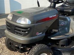 lot 10 image: Craftsman LT2000 Riding Lawn Tractor
