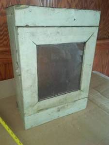 lot 14 image: Vintage wood cabinet