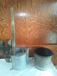 lot 53 image: Vintage Scrub pail & pail.
