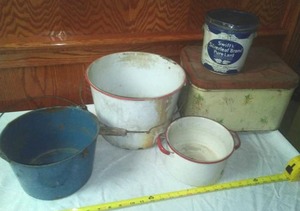 lot 90 image: Vintage enamel ware & tins.