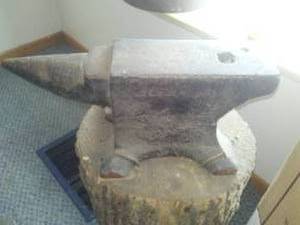 lot 110 image: Large anvil on log -see pictures for measurements.