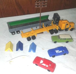 lot 128 image: O scale model railroading scenery.