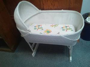 lot 195 image: Wicker Bassinette. - Collapsible legs