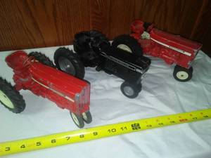 lot 139 image: 3 metal scale tractors.