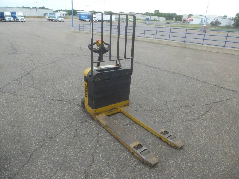 lot 5 image: 2004 Yale Pallet Jack # 9581