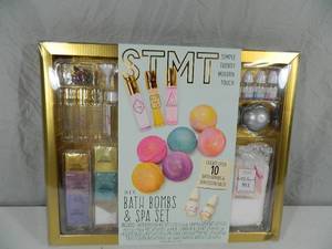 lot 53 image: New Large DIY Bath Bomb Set