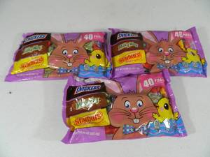 lot 118 image: 3 New Bags of Candy