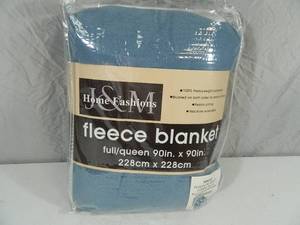 lot 33 image: New FullQueen Fleece Blanket