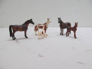 lot 3 image: Schleich brand horses