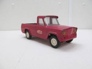lot 8 image: vintage Tonka jeep pick up