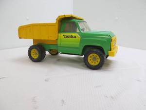 lot 15 image: Tonka dump truck