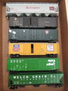 lot 513 image: unboxed train cars