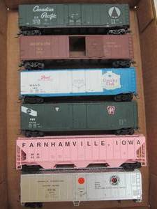 lot 514 image: unboxed train cars