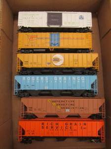 lot 523 image: unboxed train cars