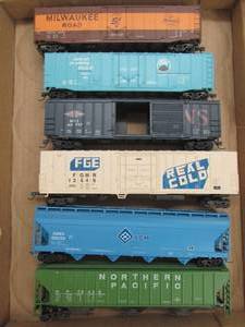 lot 524 image: unboxed train cars