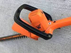 lot 53 image: Black And Decker 16 Inch Electric Chainsaw