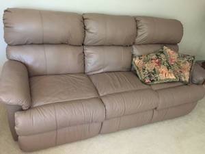 lot 75 image: Leather Flexsteel Couch With Accent Pillows