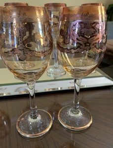 lot 8 image: Set of 10 Italian Wine Glasses with Mirror