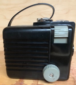 lot 114 image: Vintage Brownie Hawkeye Camera