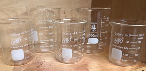 lot 147 image: 8 Beaker Lot