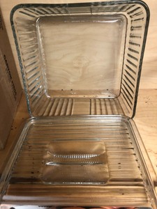 lot 152 image: Anchor Hocking Glass Vintage Design Baking Dish and Cake Pedestal