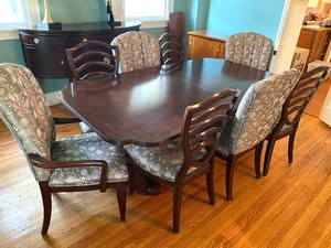 lot 1 image: Dining Room Table and Chairs