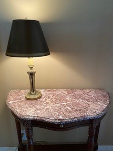 lot 21 image: Marble Top Console Table with Lamp