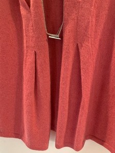 lot 105 image: Neiman Marcus Cashmere Collection Ladies Cashmere Sweater (NEW)