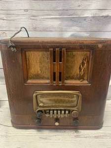 lot 1 image: Montgomery Ward Tall Airline Airwave Loop Aerial Radio 15 Tall