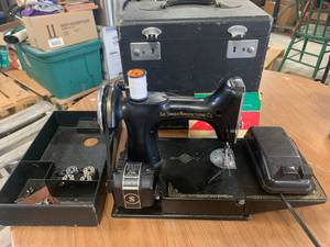 lot 18 image: Singer 185J3 Feather Weight Sewing Machine (working condition)