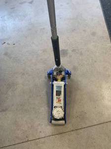 lot 21 image: 1.5 Ton Racing Floor Jack