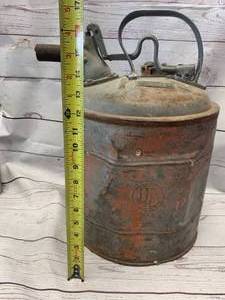 lot 38 image: Underwriters Laboratory Agate Gas Can