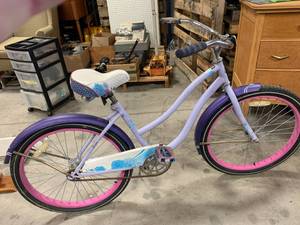 lot 91 image: Girls Purple Huffy Bike