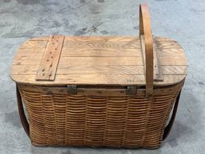 lot 95 image: Vintage Picnic Basket with Accessories