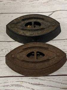 lot 117 image: Lot of 2 Antique Flat Irons