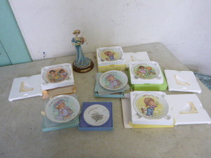 lot 52 image: Collection of Avon Mothers Day Plates