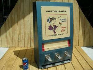 lot 4 image: Vintage Treat-in-a-box 10c Vending Machine