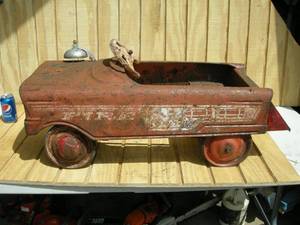lot 8 image: Vintage Murray Fire Truck Pedal Car