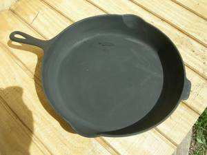lot 26 image: Vintage Griswold Cast Iron Skillet