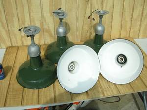 lot 32 image: 5 Industrial Enamel Light Fixtures
