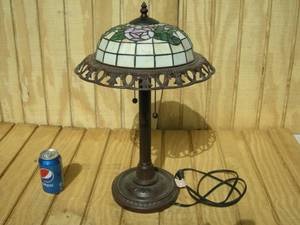 lot 33 image: Stained Glass Table Lamp