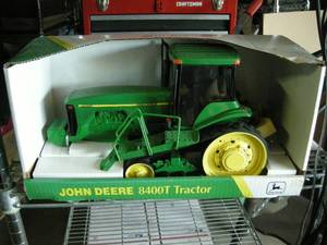 lot 39 image: Ertl John Deere 8400T Tractor