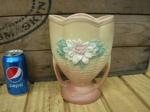 lot 47 image: Vintage Hull Pottery Vase