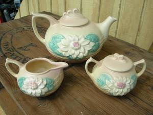 lot 48 image: Vintage Hull Water Lily Teapot, Sugar and Creamer