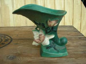 lot 53 image: Antique Roseville Pottery Cornucopia - Magnolia