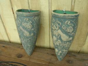 lot 54 image: Pair Vintage Redwing Wall Pockets