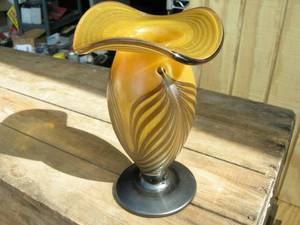 lot 57 image: Signed Art Glass Vase - Germany - Quezal Pulled Feather Style