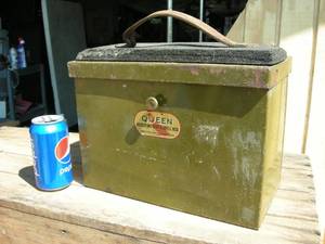 lot 64 image: Vintage Queen Revolving Seat and Shell Box